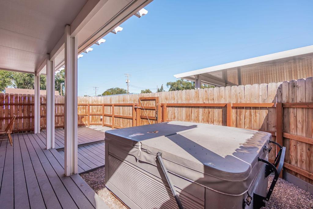 Comfy Corral Apartment Поукателоу Екстериор снимка